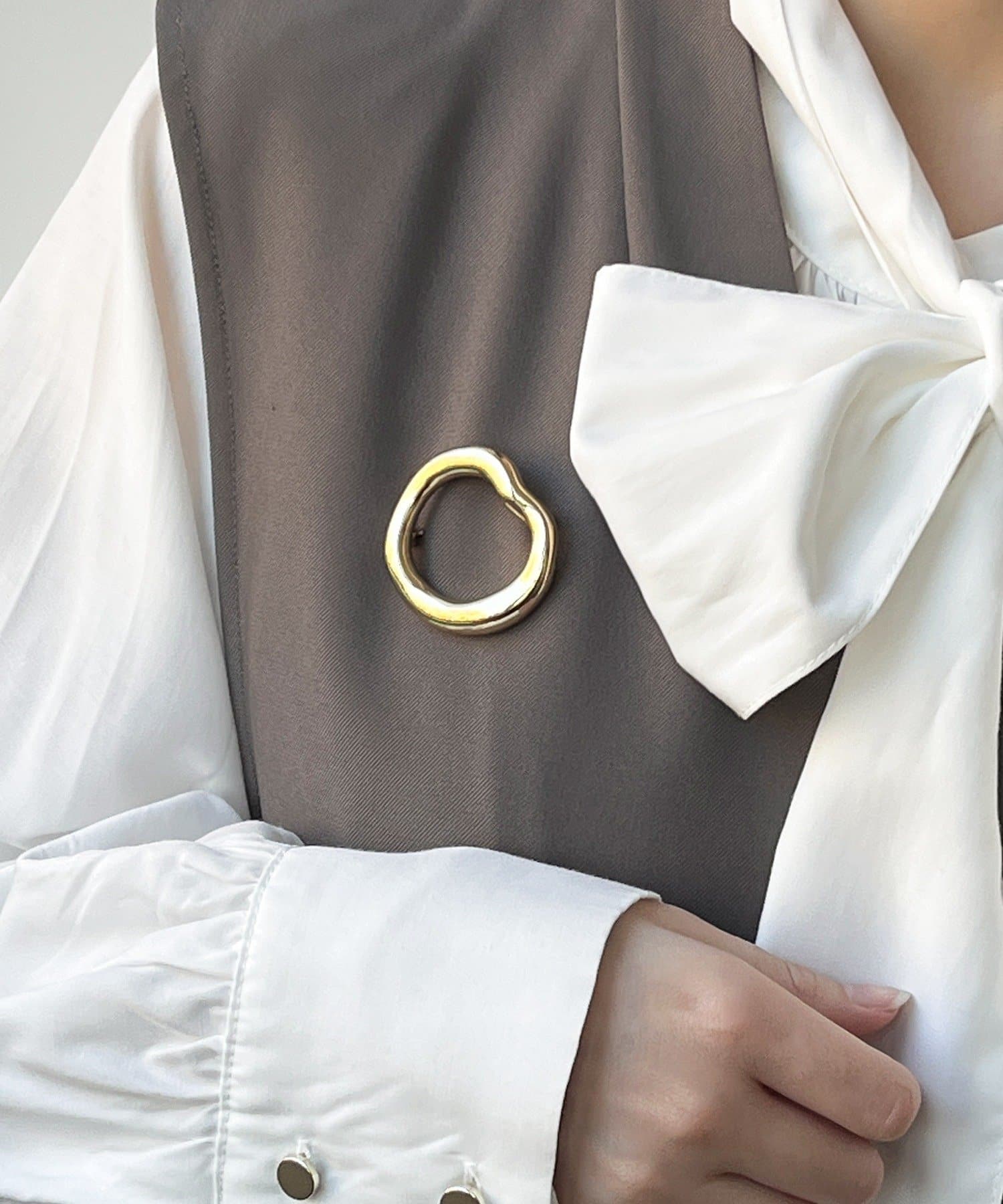 3COINS(スリーコインズ) ニュアンスメタルブローチ