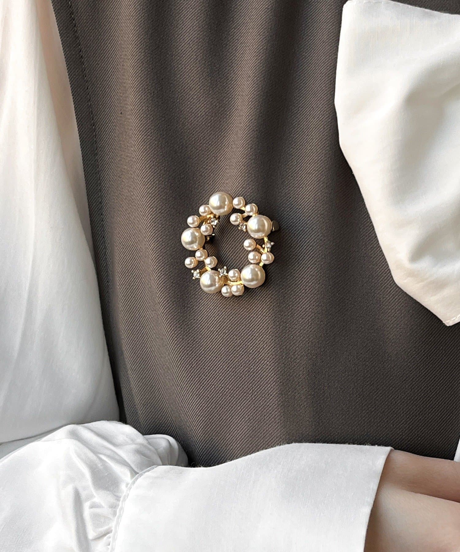 3COINS(スリーコインズ) パールラウンドブローチ