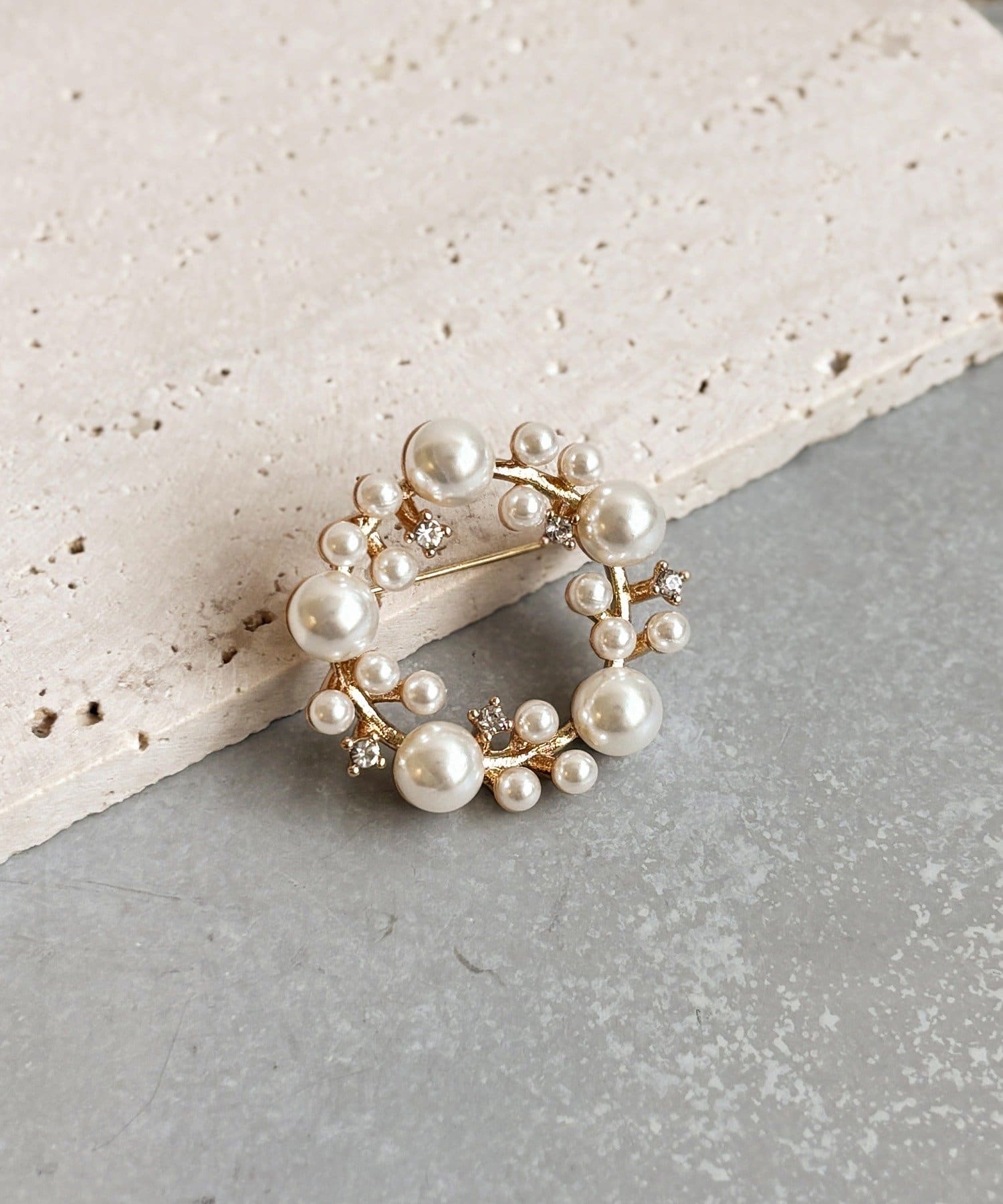 3COINS(スリーコインズ) パールラウンドブローチ