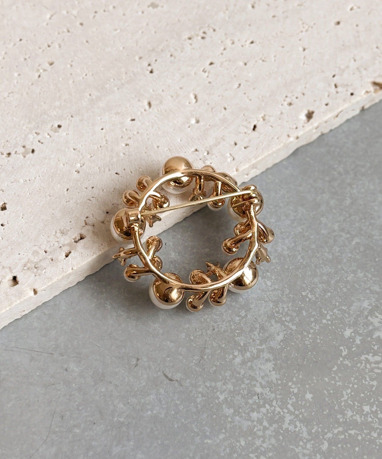 3COINS(スリーコインズ) パールラウンドブローチ