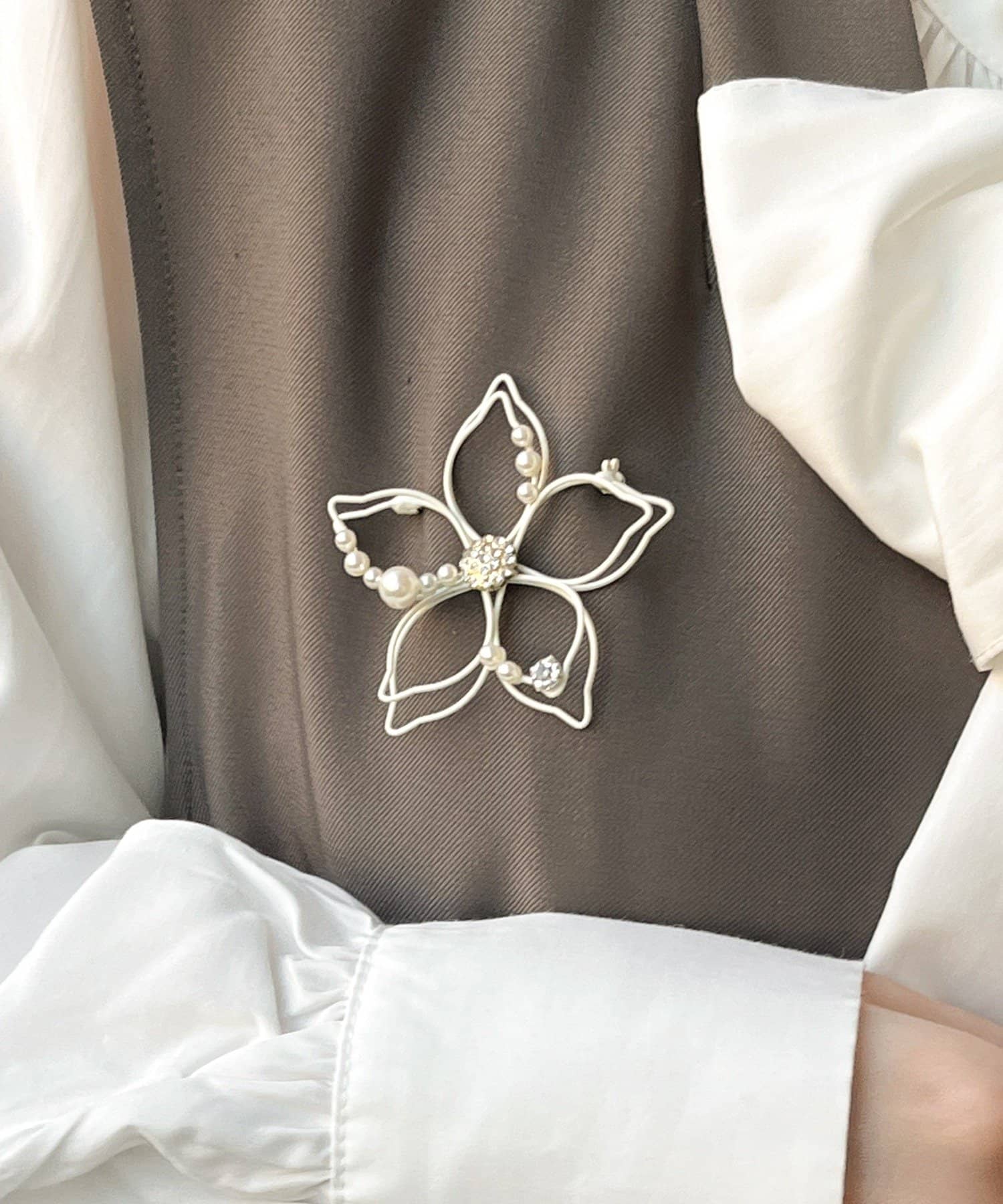 3COINS(スリーコインズ) ホワイトフラワーブローチ