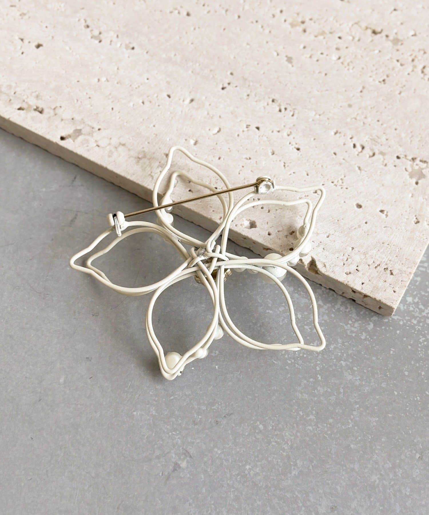 3COINS(スリーコインズ) ホワイトフラワーブローチ