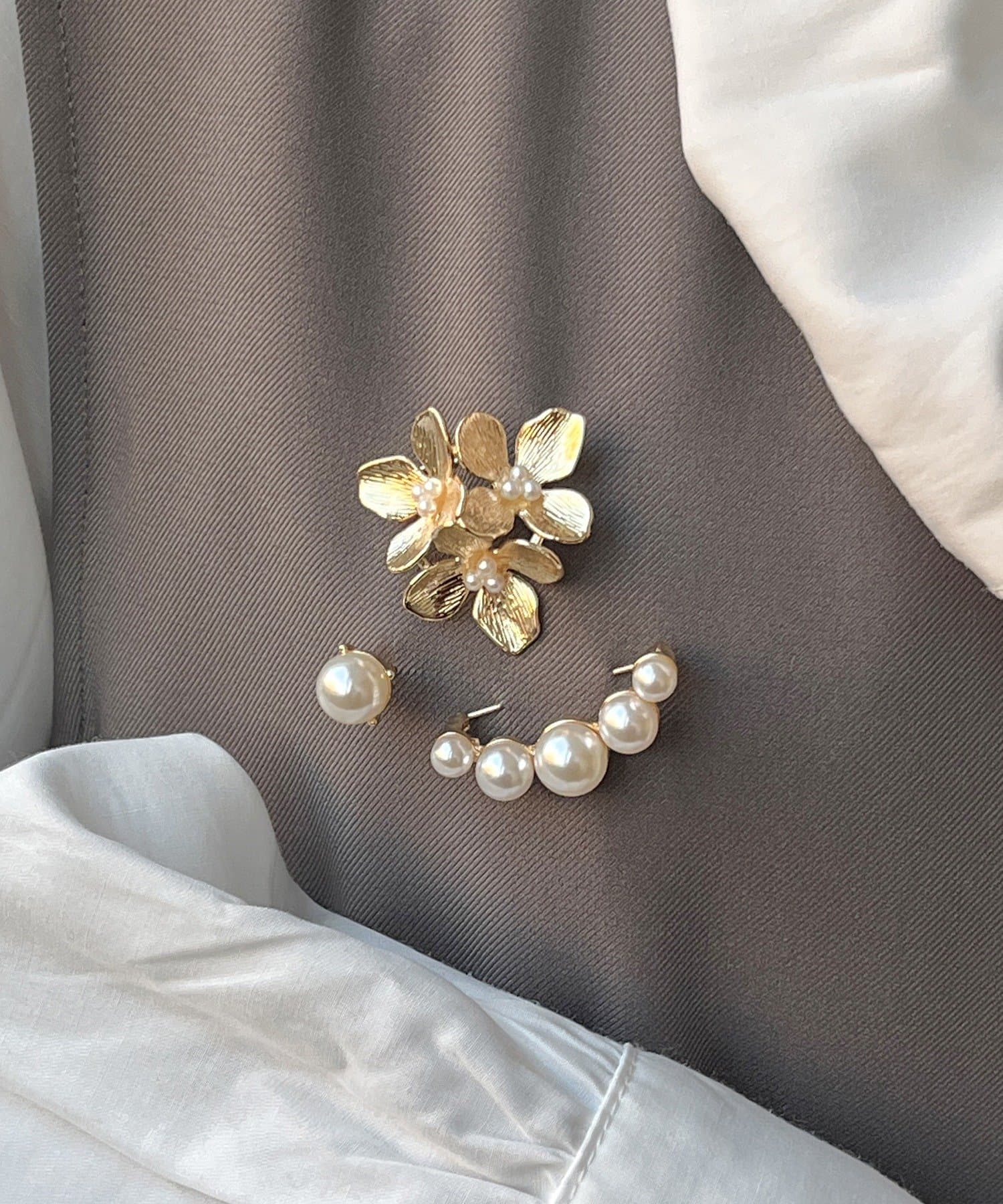 3COINS(スリーコインズ) フラワーパールブローチ3個セット