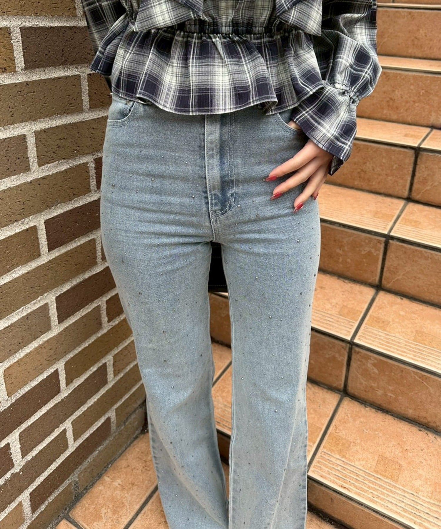 Remind me and forever(リマインドミーアンドフォーエバー) 動くたび、キラキラ輝くストーンが主役。キラキラセミフレアデニム