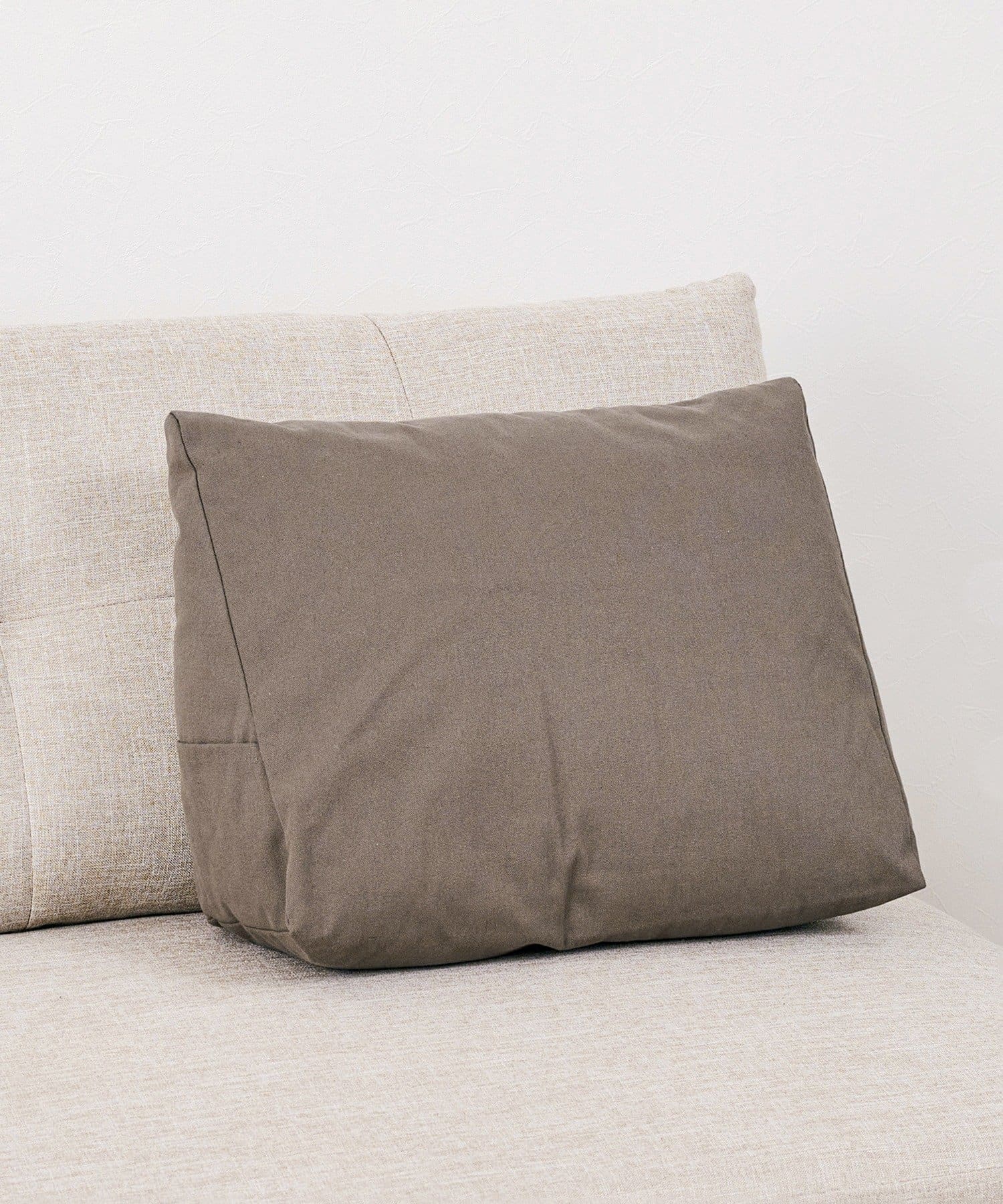 3COINS(スリーコインズ) 三角クッション