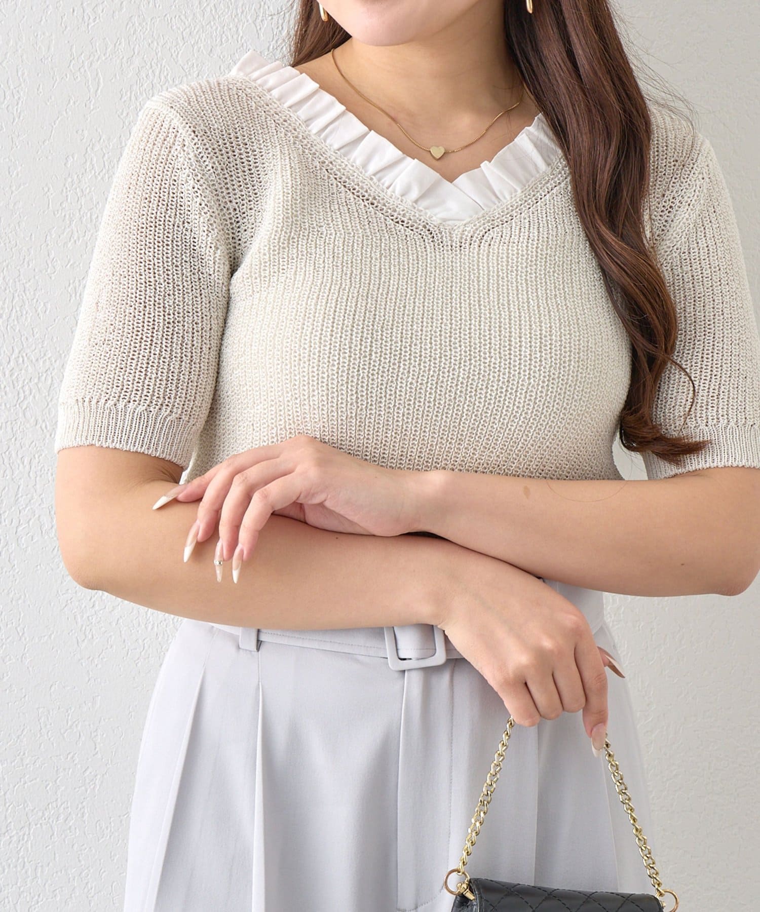 La boutique BonBon(ラブティックボンボン) ペーパーヤーンフリルVネックニット