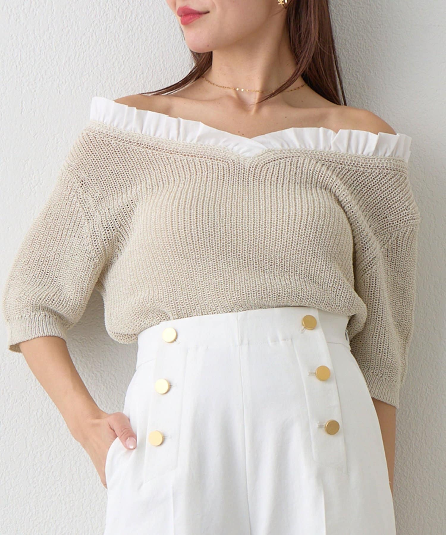 La boutique BonBon(ラブティックボンボン) ペーパーヤーンフリルVネックニット