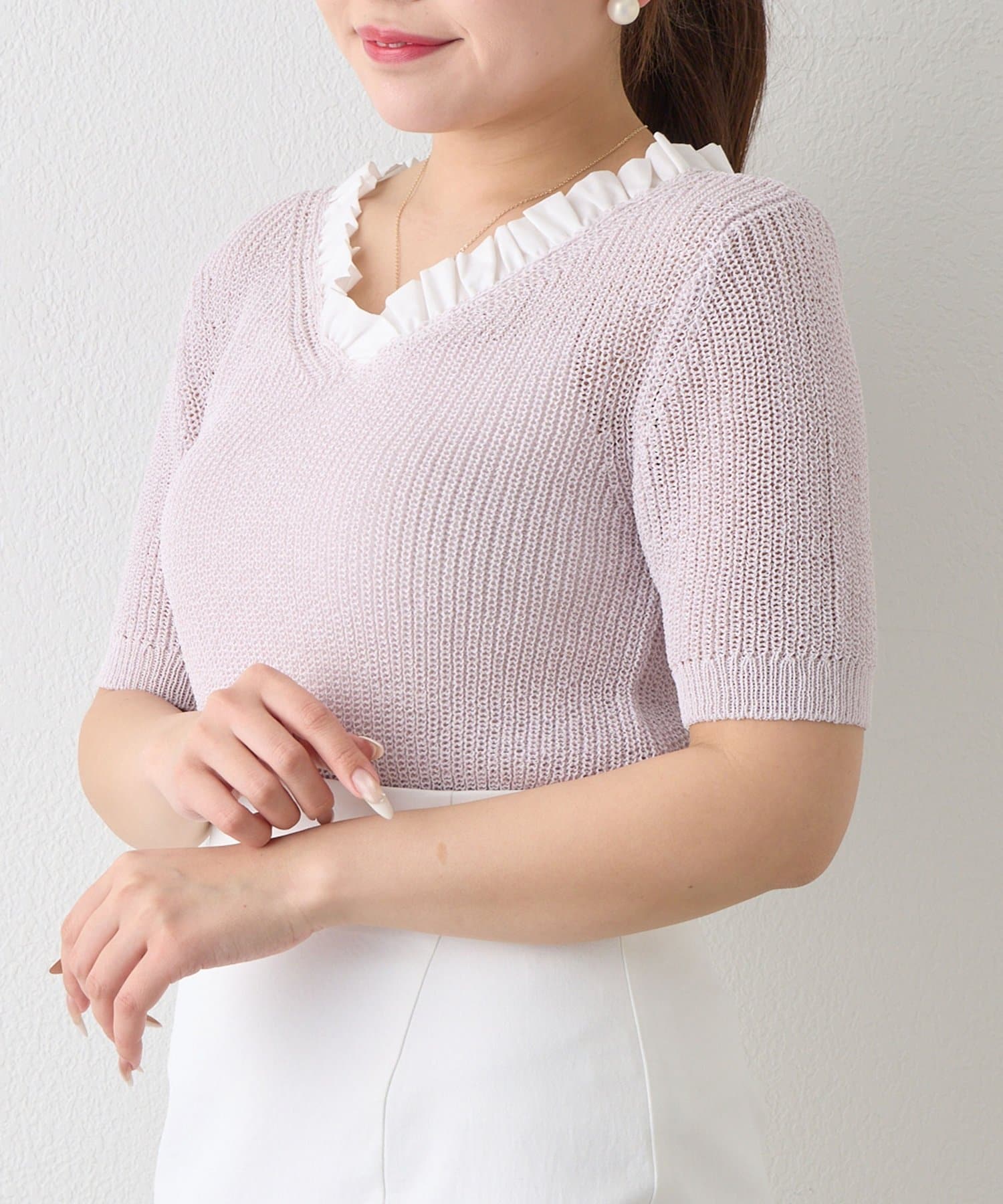 La boutique BonBon(ラブティックボンボン) ペーパーヤーンフリルVネックニット