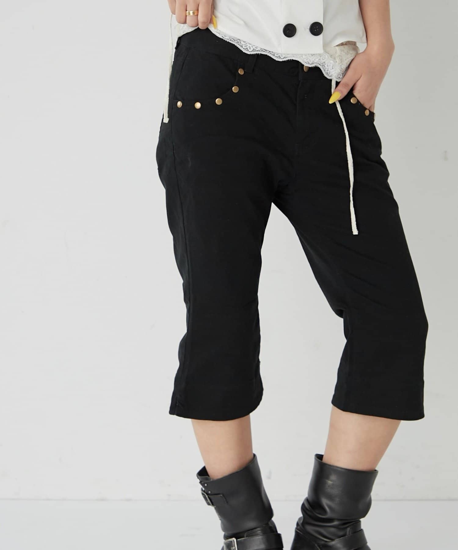 WHO’S WHO gallery(フーズフーギャラリー) ストレッチスタッズカプリパンツ