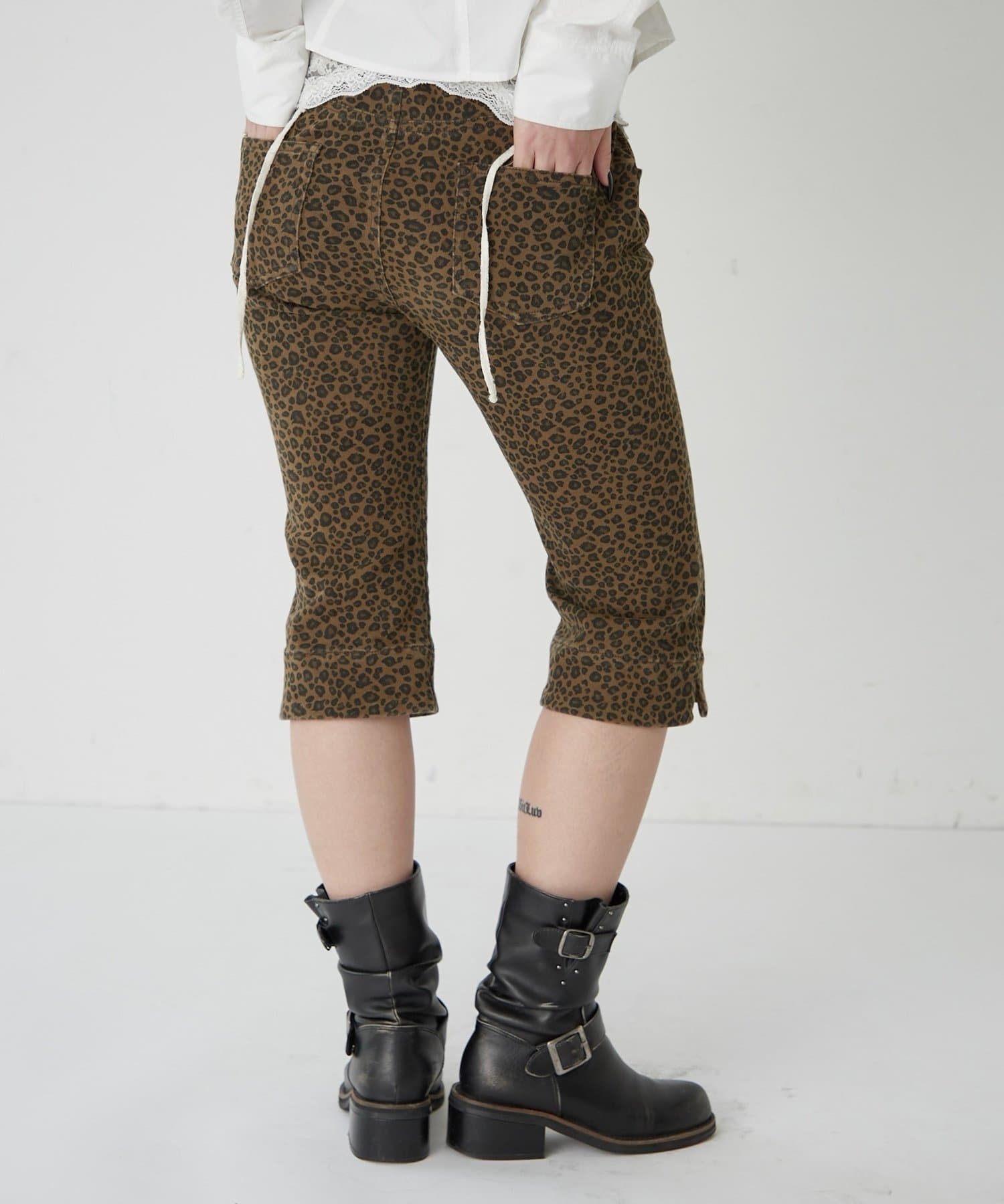 WHO’S WHO gallery(フーズフーギャラリー) ストレッチスタッズカプリパンツ