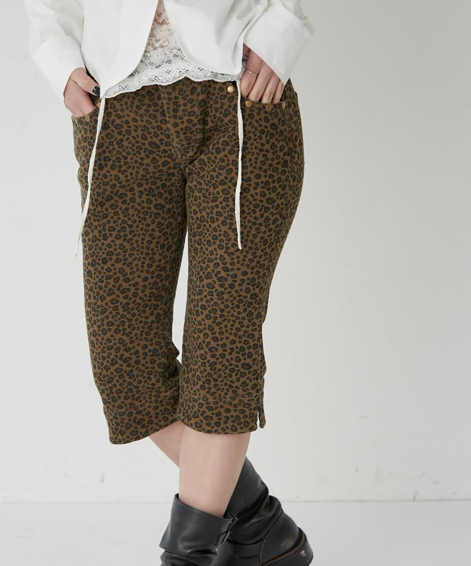 WHO’S WHO gallery(フーズフーギャラリー) ストレッチスタッズカプリパンツ