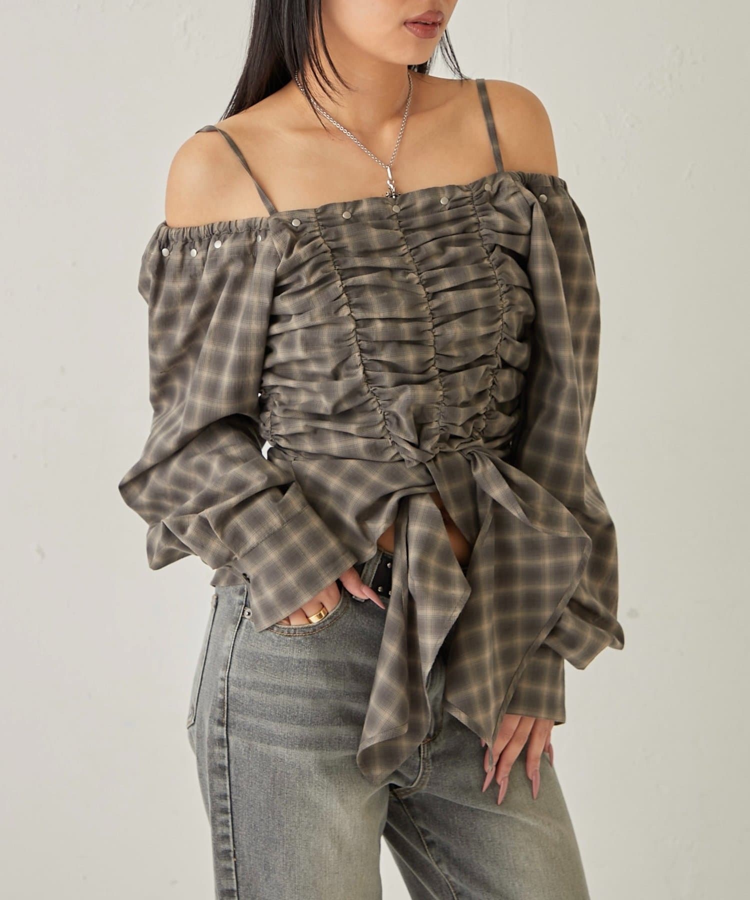 WHO’S WHO gallery(フーズフーギャラリー) ASYM HEM GATHER OFF-SHOULDER BLOUSE