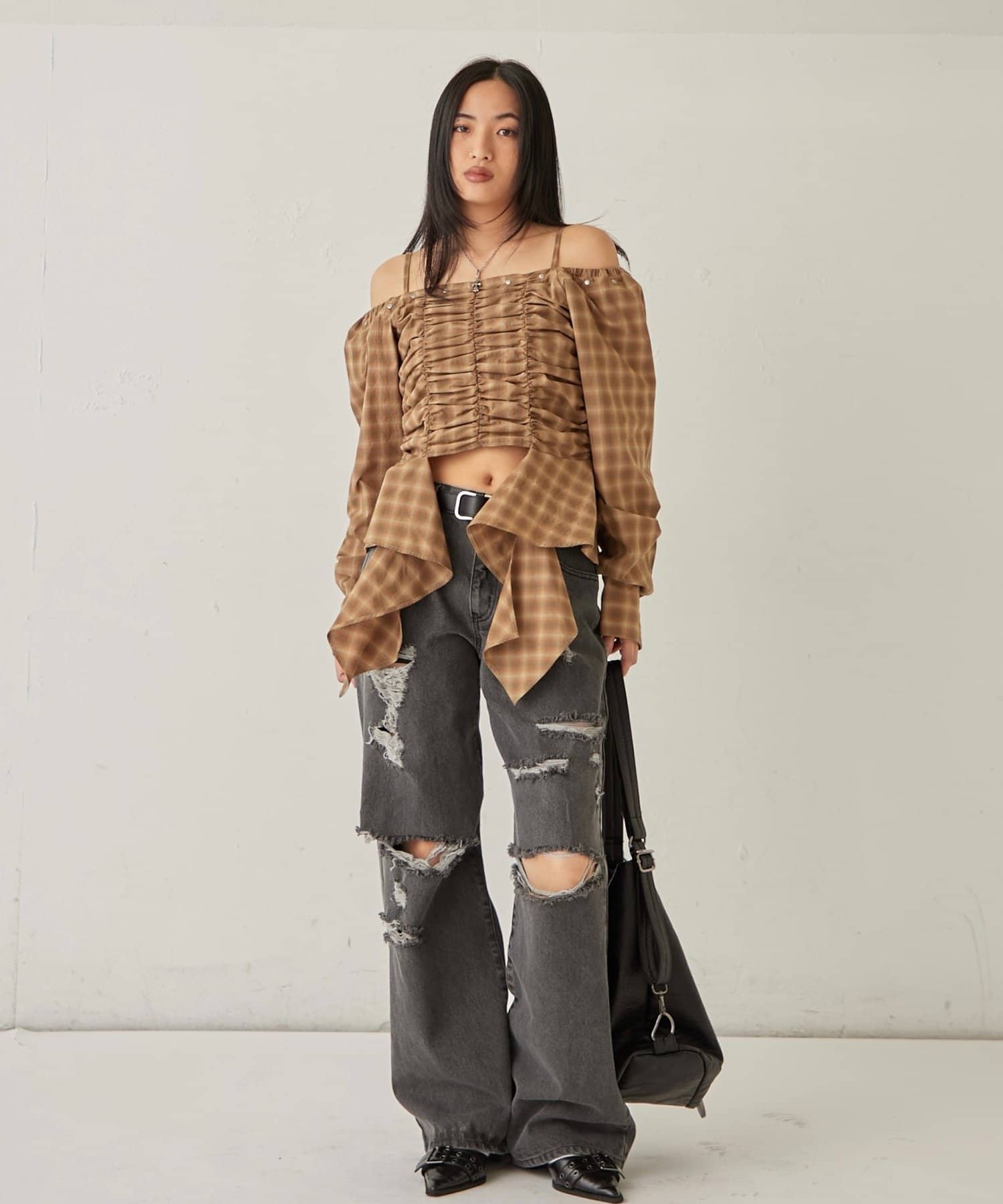 WHO’S WHO gallery(フーズフーギャラリー) ASYM HEM GATHER OFF-SHOULDER BLOUSE