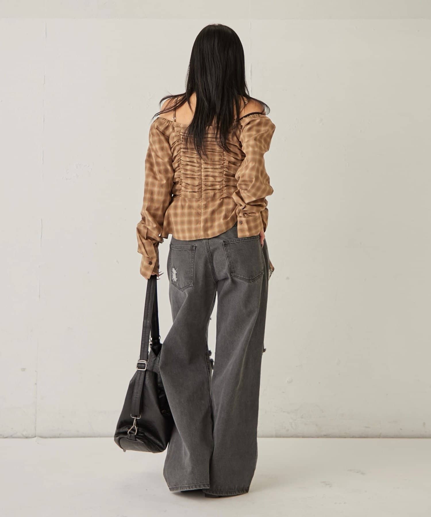 WHO’S WHO gallery(フーズフーギャラリー) ASYM HEM GATHER OFF-SHOULDER BLOUSE