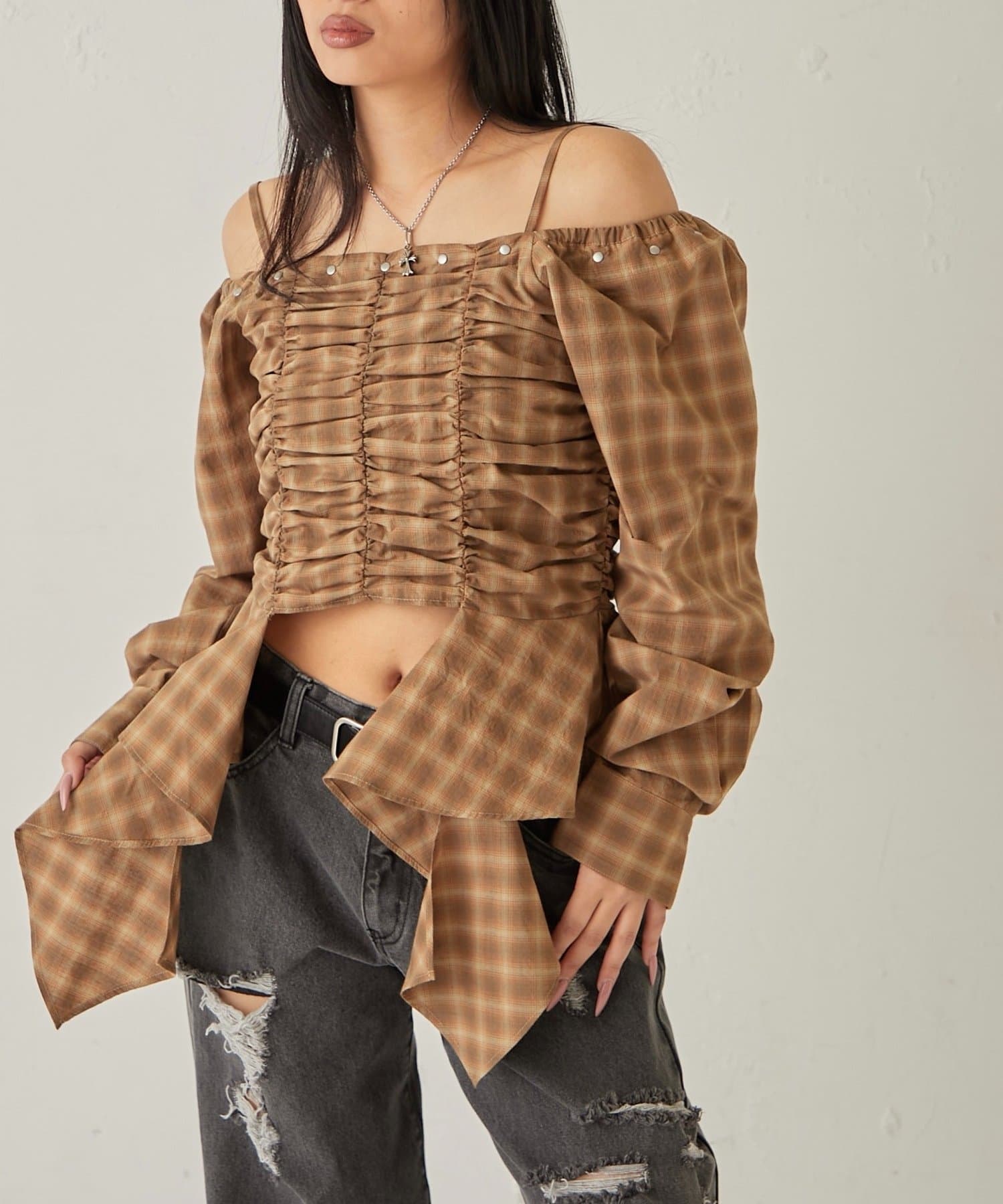 WHO’S WHO gallery(フーズフーギャラリー) ASYM HEM GATHER OFF-SHOULDER BLOUSE