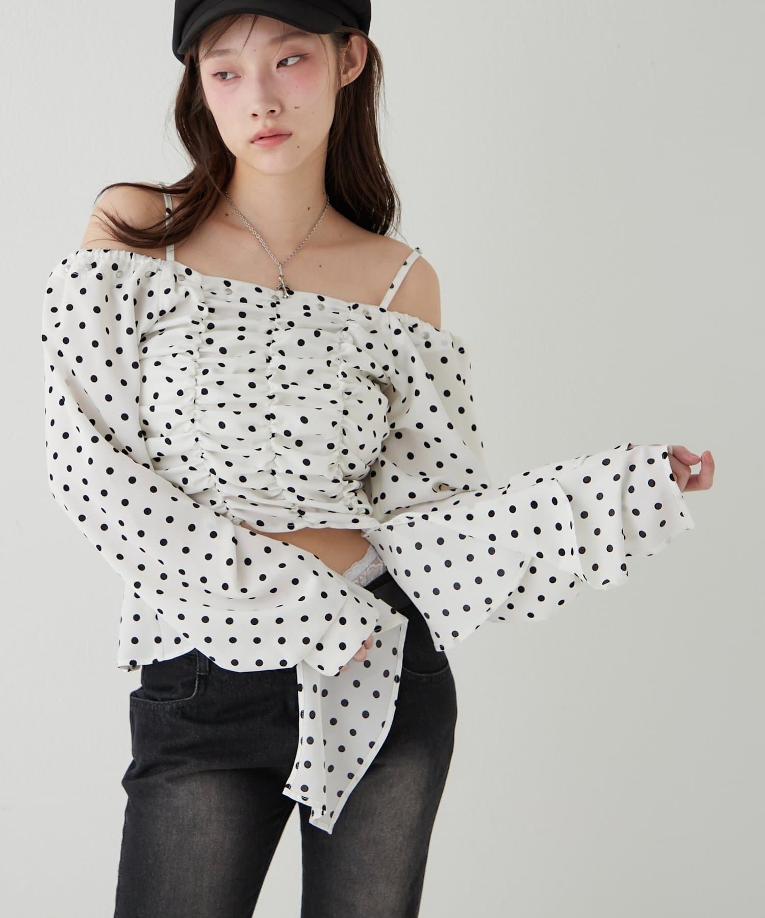 WHO’S WHO gallery(フーズフーギャラリー) イレヘムギャザーオフショルブラウス