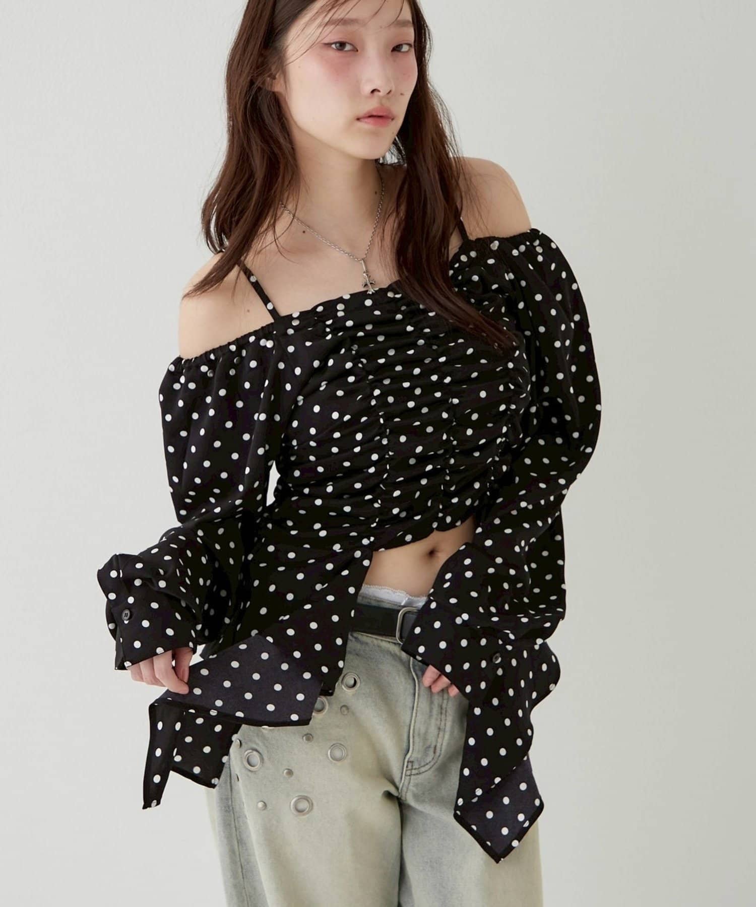 WHO’S WHO gallery(フーズフーギャラリー) イレヘムギャザーオフショルブラウス