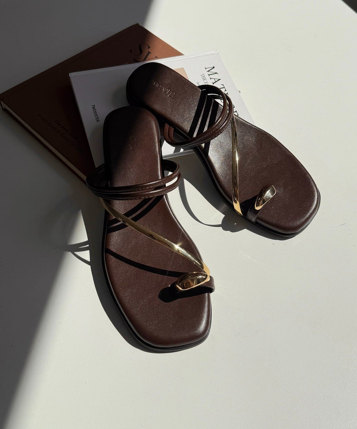 Thevon.(ゼヴォン) GLDライントングサンダル