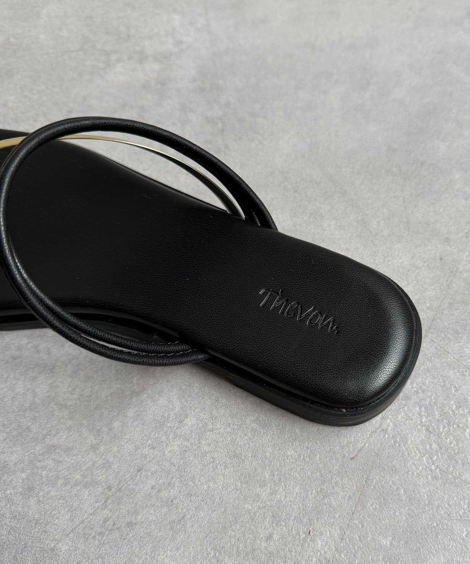 Thevon.(ゼヴォン) GLDライントングサンダル
