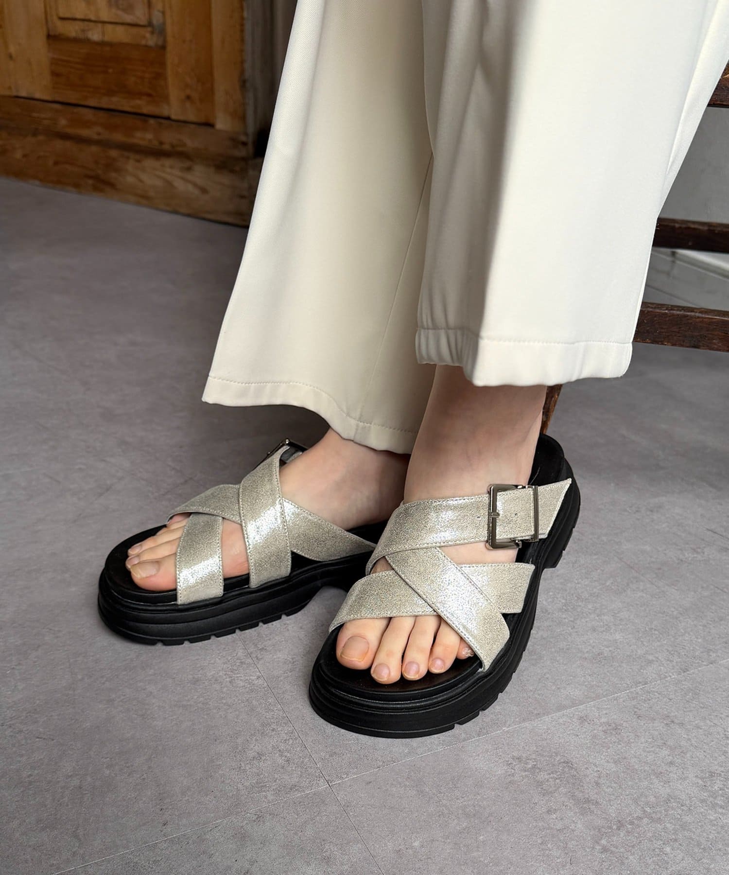 Thevon.(ゼヴォン) 厚底クロスベルトサンダル