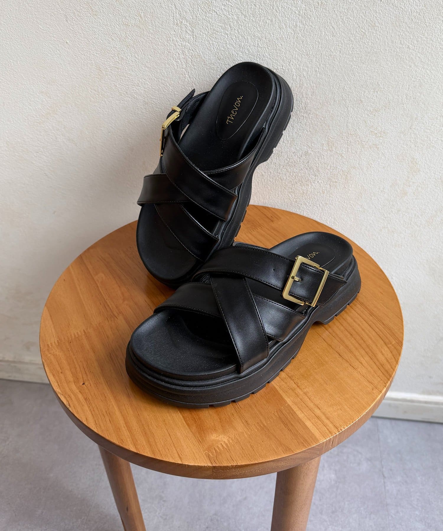 Thevon.(ゼヴォン) 厚底クロスベルトサンダル