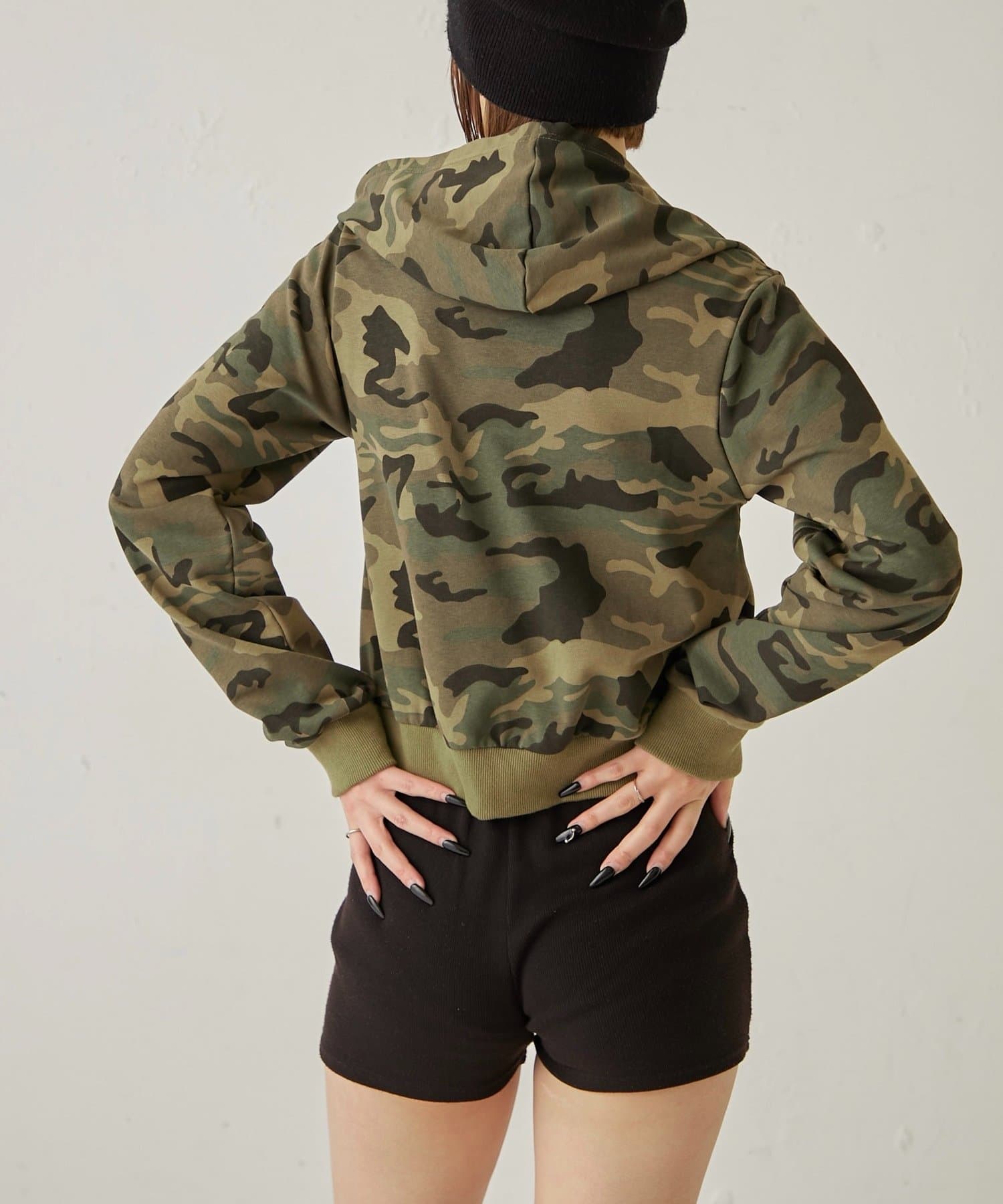 WHO’S WHO gallery(フーズフーギャラリー) ファイヤーマンフックパーカー