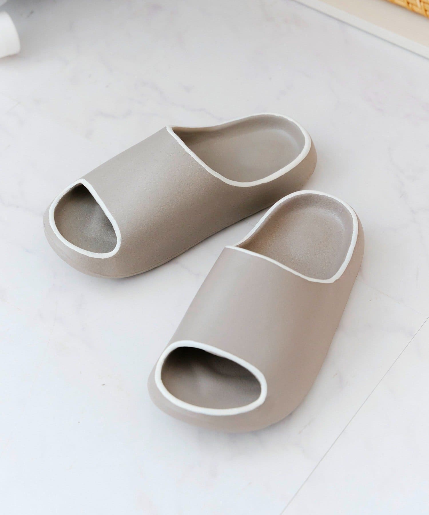 salut!(サリュ) 《170g！》超軽量マルチスリッパ