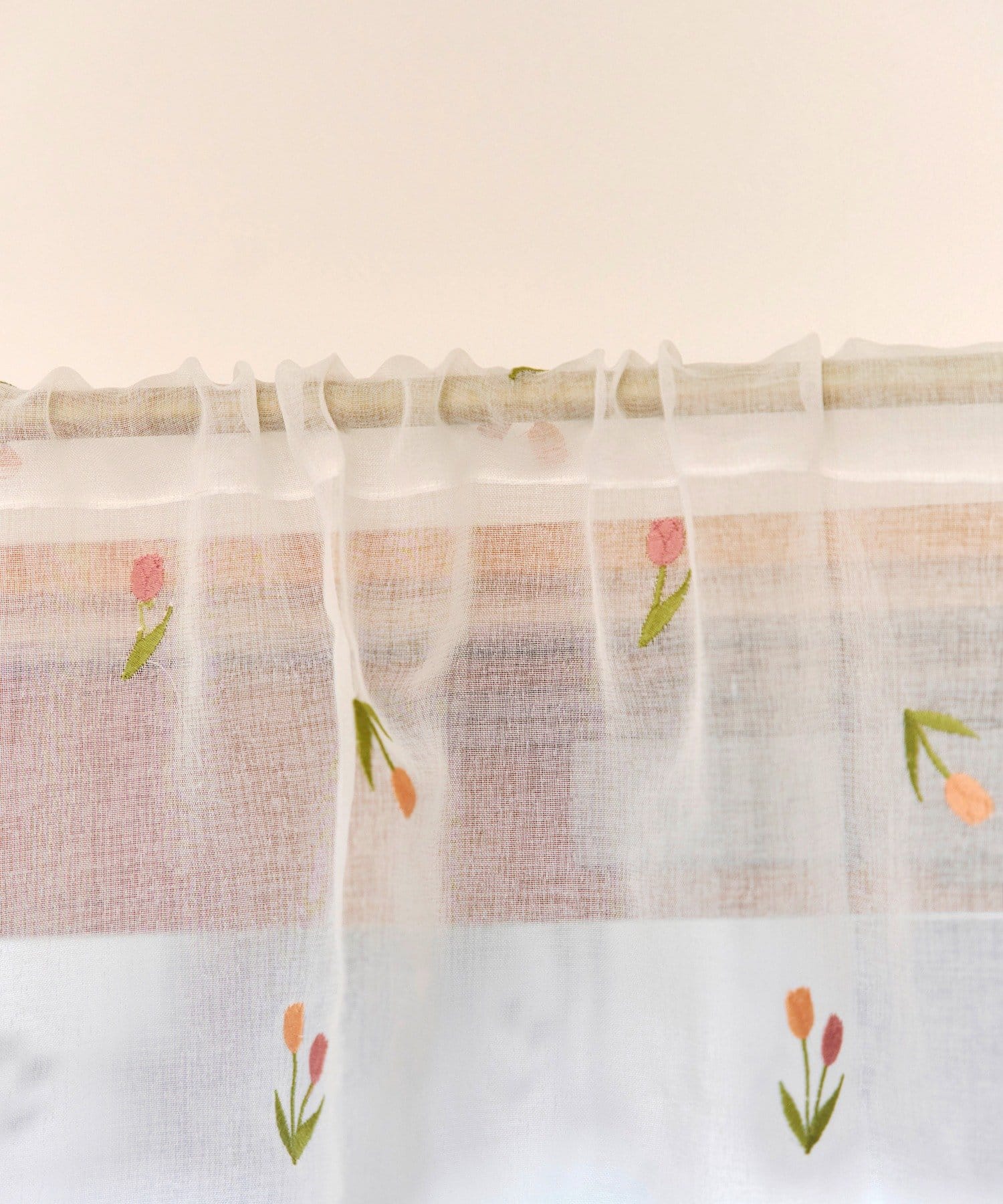 salut!(サリュ) 抗菌防臭チューリップ刺繍ロングカフェカーテン：75×100cm