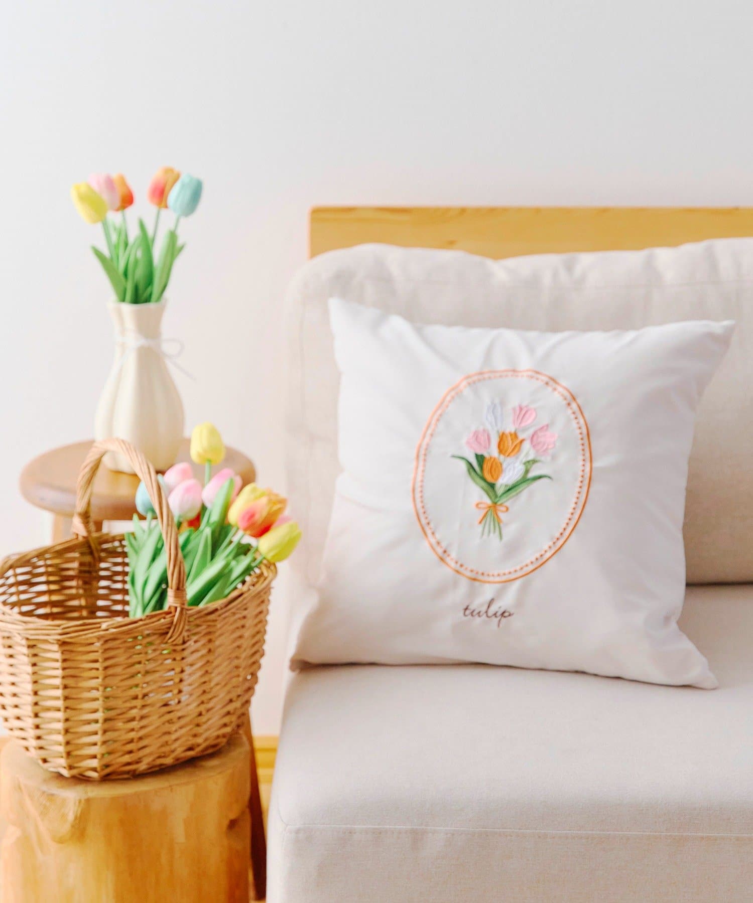 salut!(サリュ) チューリップ刺繍クッションカバー：45×45cm