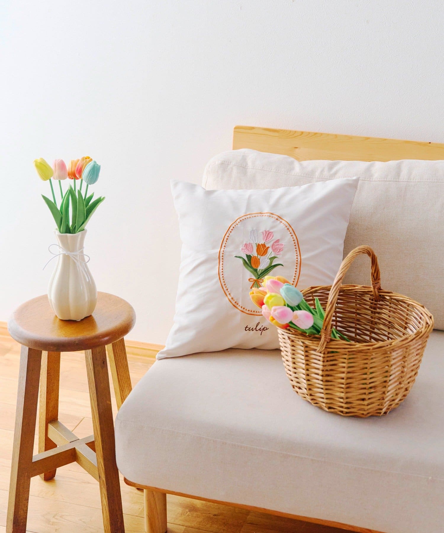 salut!(サリュ) チューリップ刺繍クッションカバー：45×45cm