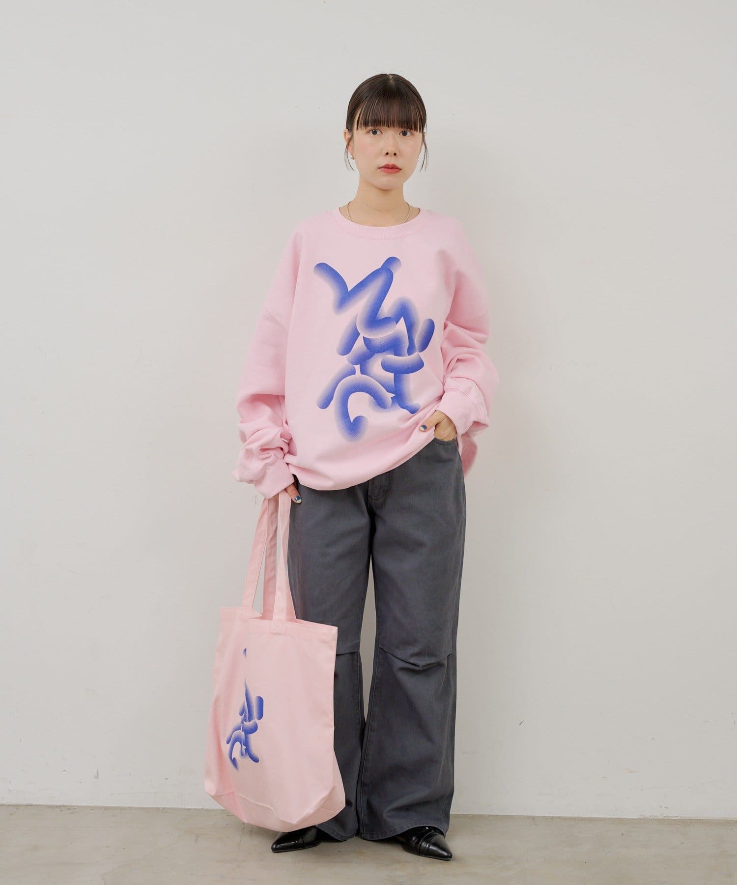 Kastane(カスタネ) 【WHIMSIC】フローイング ロゴ シルクスクリーン スウェットプルオーバー