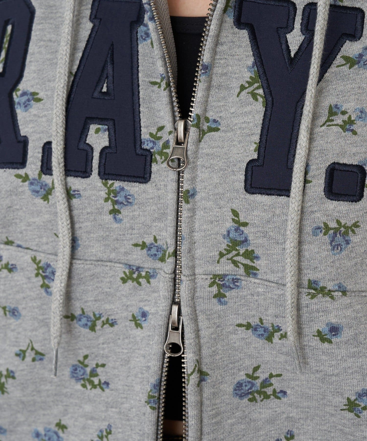 RAY CASSIN(レイカズン) ロゴパッチワークパーカー