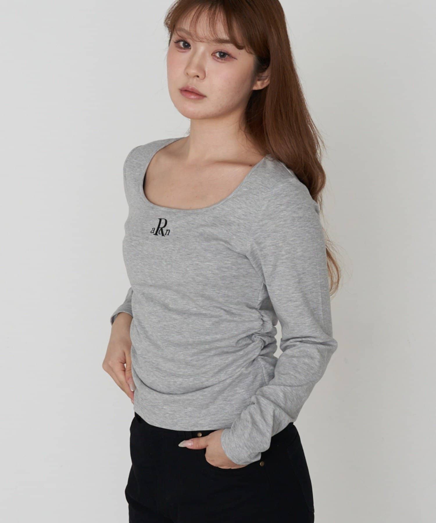 RAY CASSIN(レイカズン) ロゴ刺繍カップ付UネックロンT