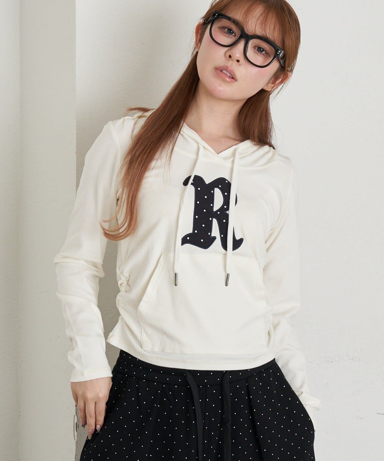 RAY CASSIN(レイカズン) ロゴパッチチビフードT