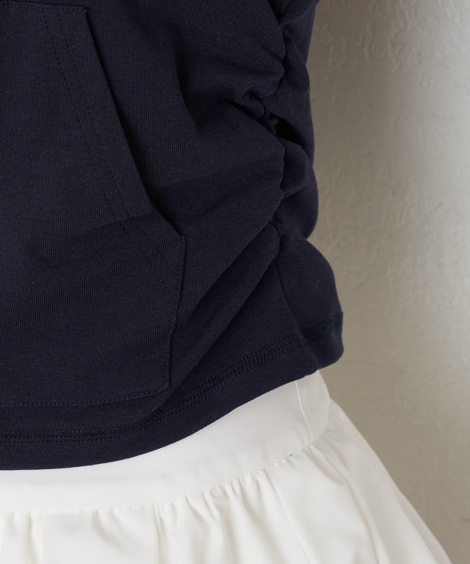 RAY CASSIN(レイカズン) ロゴパッチチビフードT