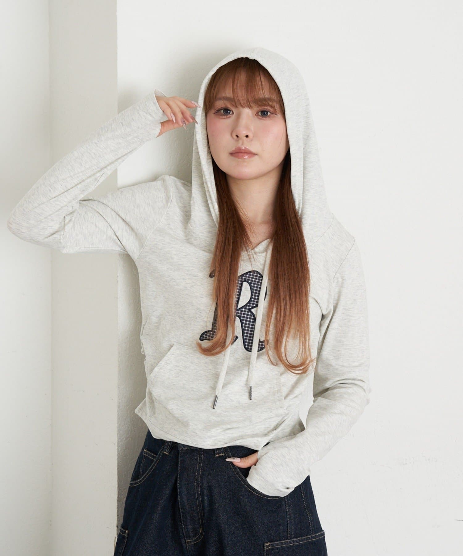 RAY CASSIN(レイカズン) ロゴパッチチビフードT