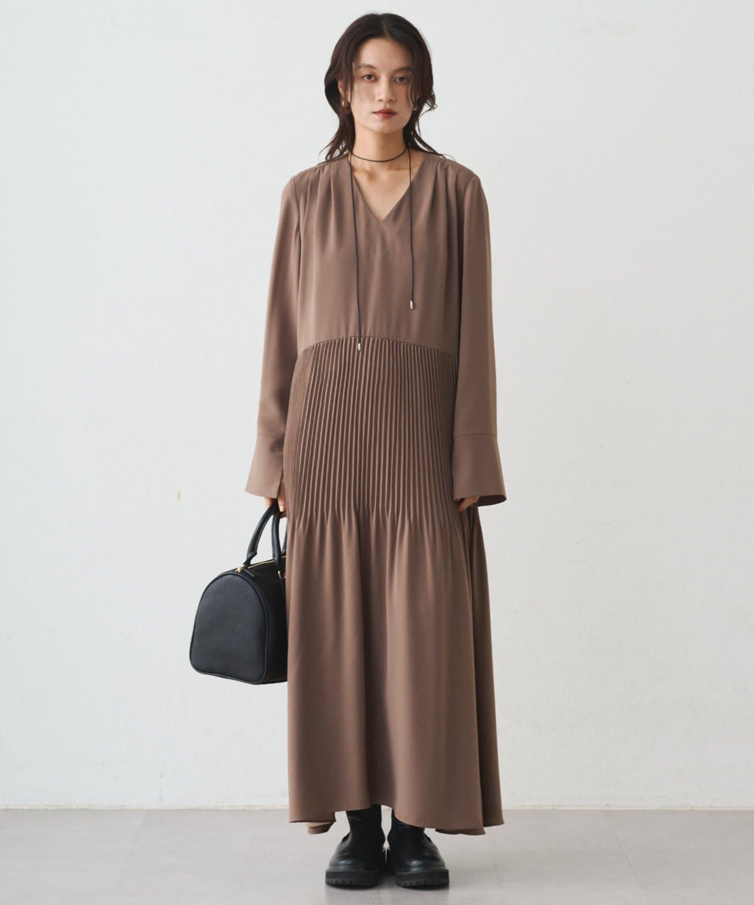 OUTLET(アウトレット) 【Loungedress】プリーツVワンピース