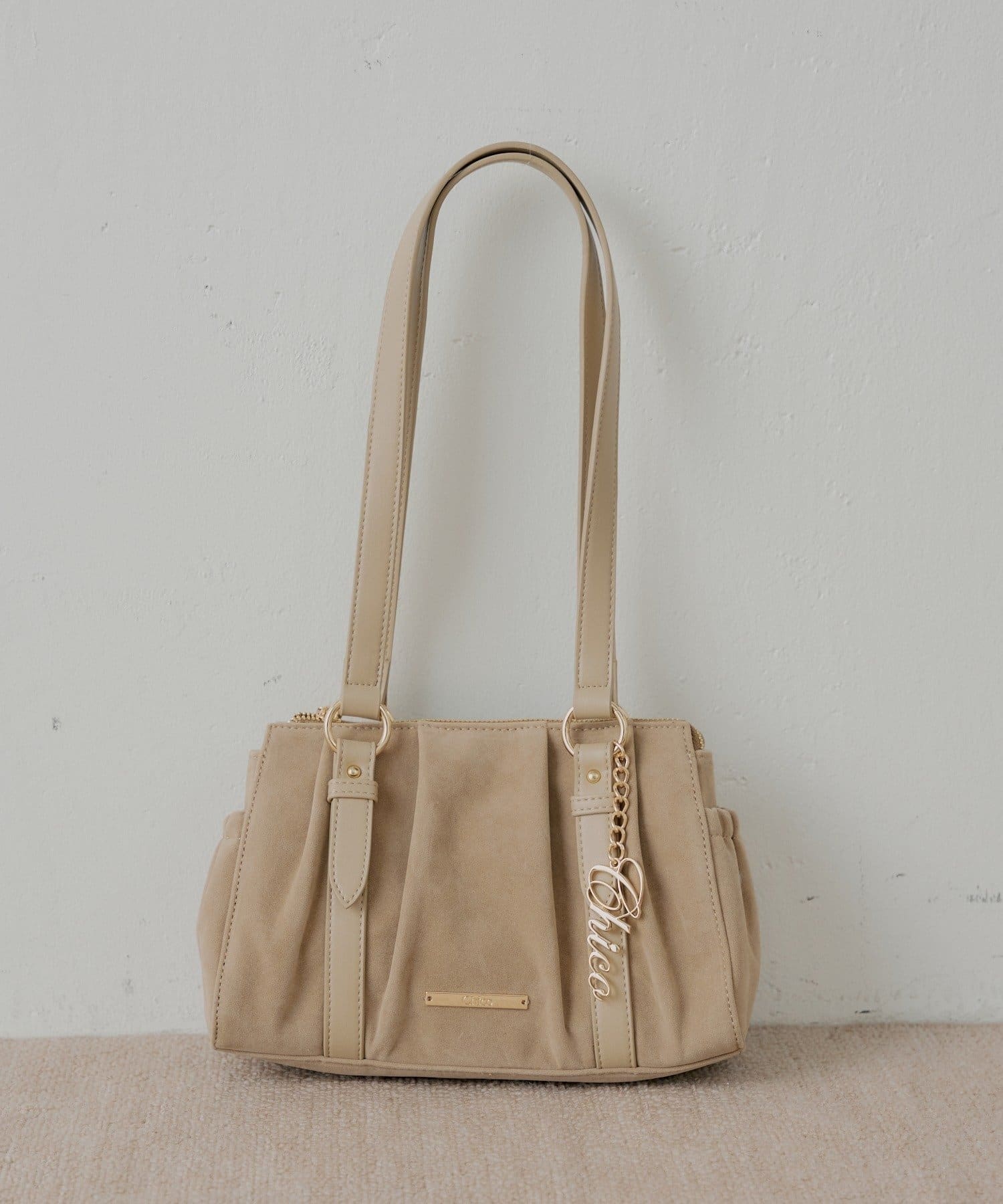 Chico(チコ) チャーム付きタックデザインボストンバッグ