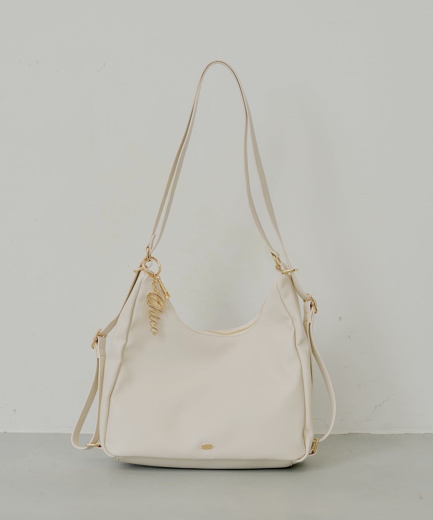 Chico(チコ) ロゴチャーム付き3wayホーボーバッグ