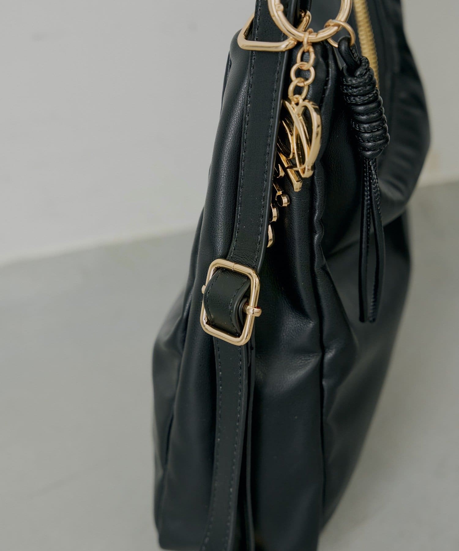 Chico(チコ) ロゴチャーム付き3wayホーボーバッグ