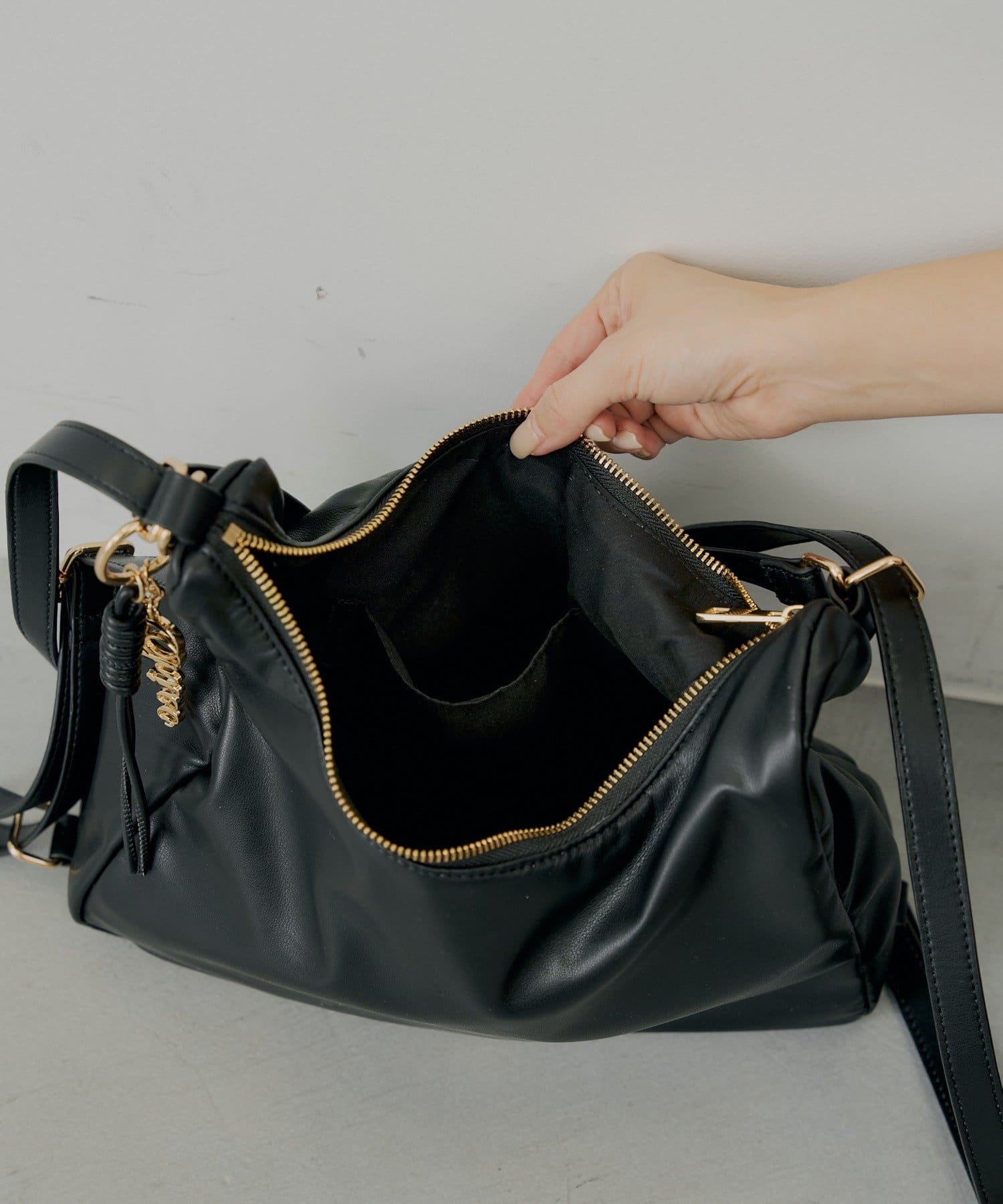 Chico(チコ) ロゴチャーム付き3wayホーボーバッグ