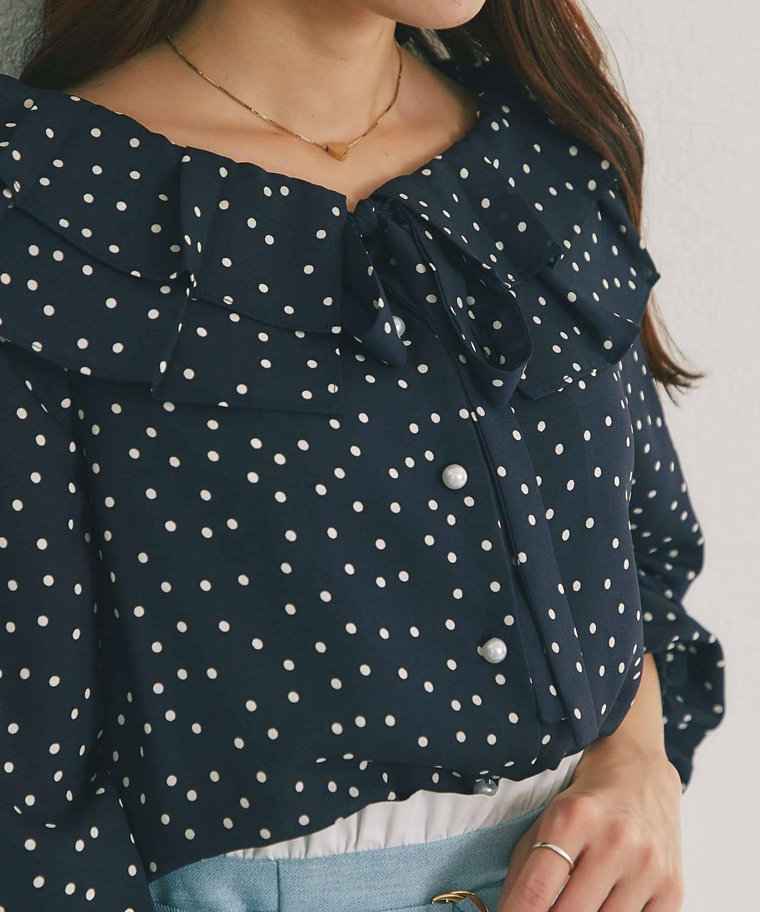 La boutique BonBon(ラブティックボンボン) ギャザーフリルリボンドットブラウス