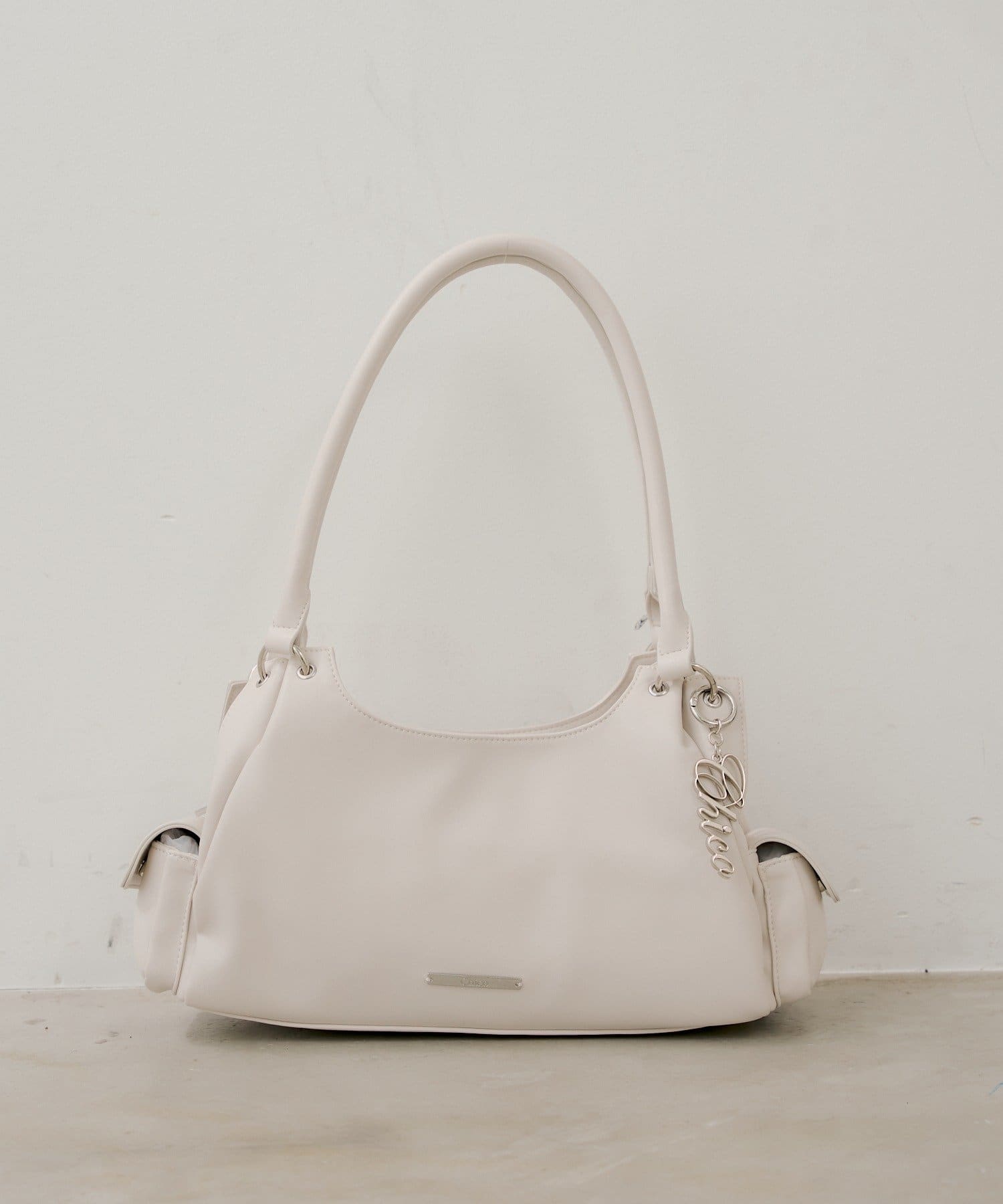 Chico(チコ) ロゴチャーム付きサイドポケットデザインバッグ