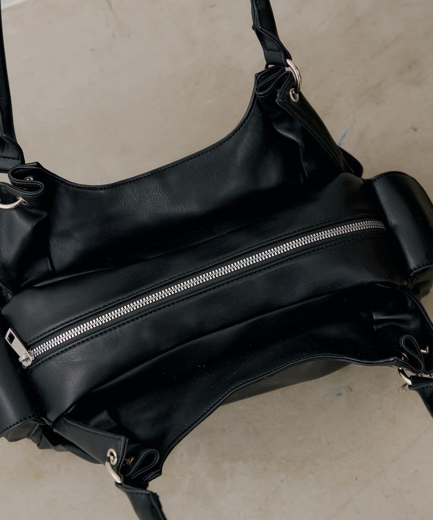 Chico(チコ) ロゴチャーム付きサイドポケットデザインバッグ