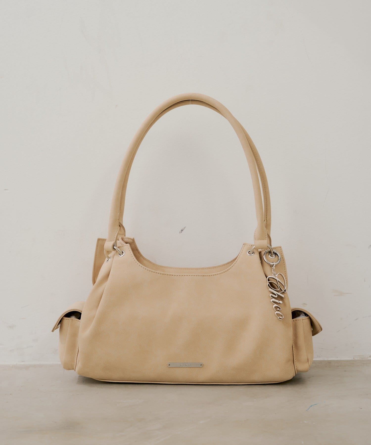 Chico(チコ) ロゴチャーム付きサイドポケットデザインバッグ