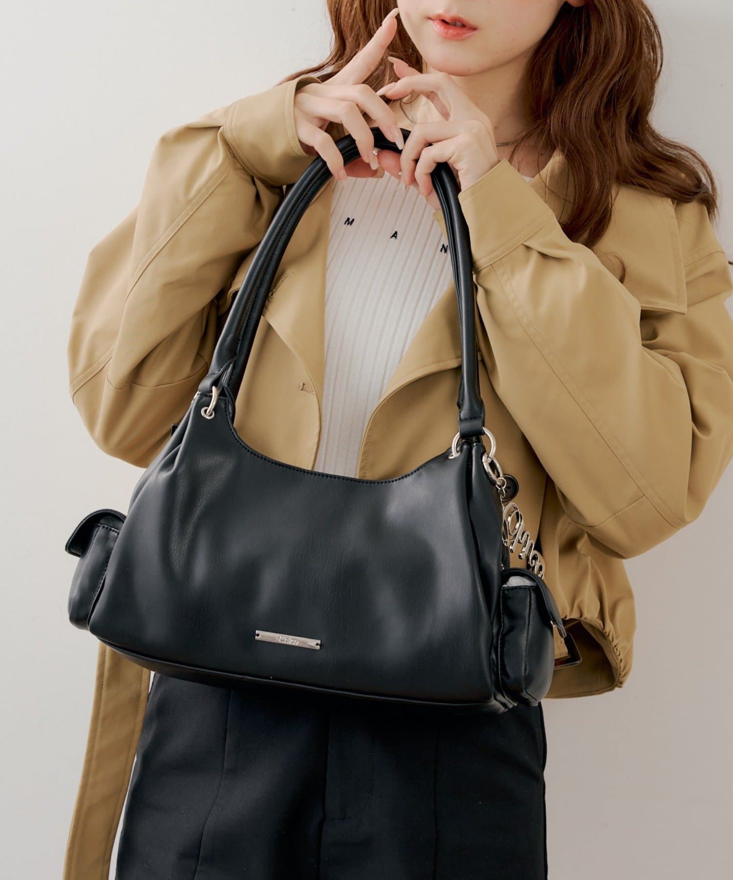 Chico(チコ) ロゴチャーム付きサイドポケットデザインバッグ