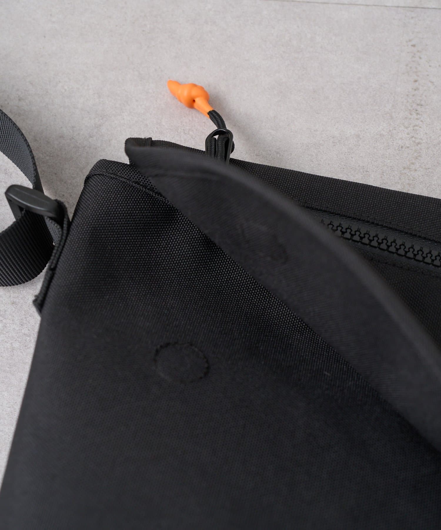 CIAOPANIC TYPY(チャオパニックティピー) 【ユニセックス】犬刺繍ロゴフラップショルダーバッグ