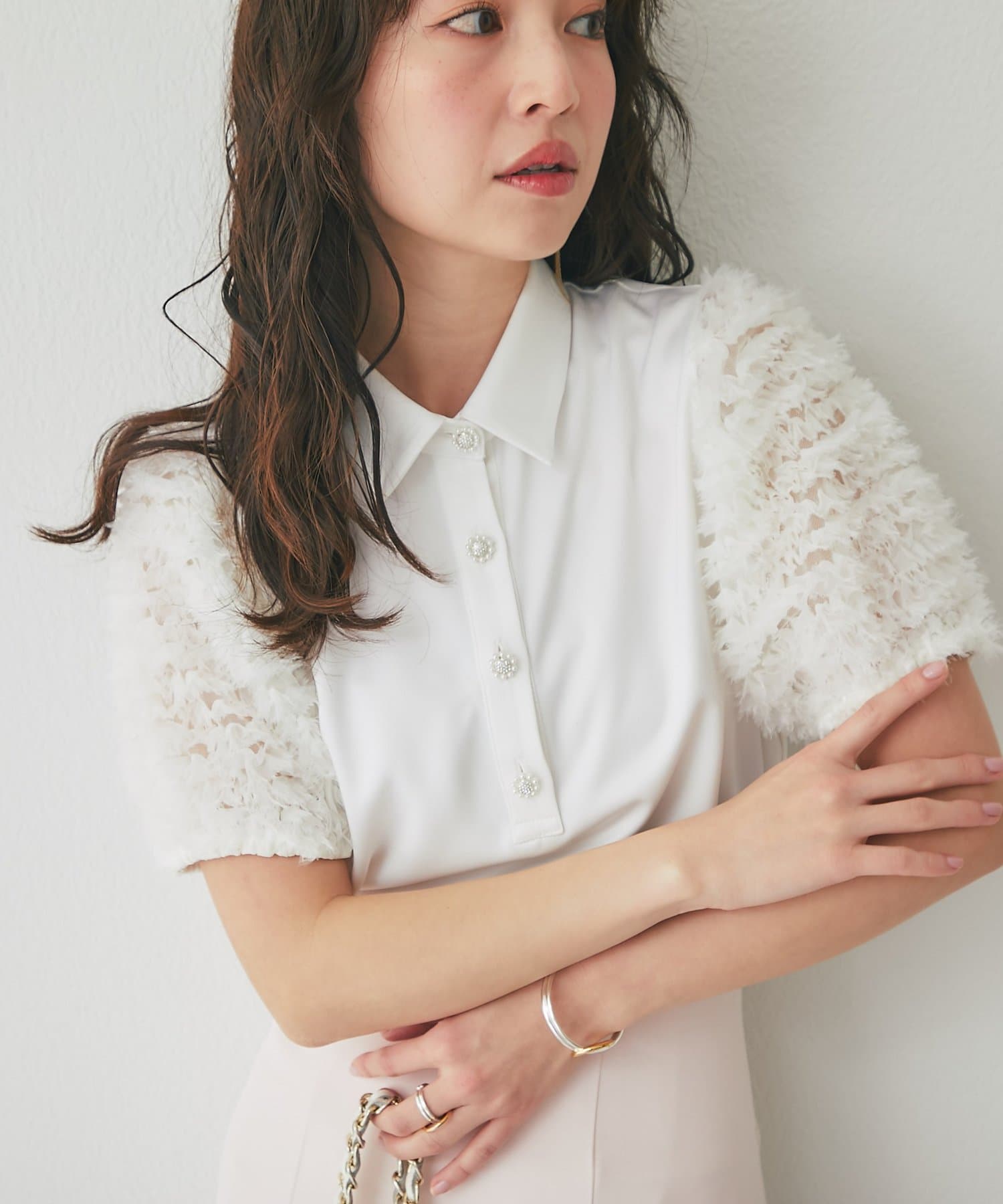 La boutique BonBon(ラブティックボンボン) フリルチュールスリーブビジュー釦ブラウス