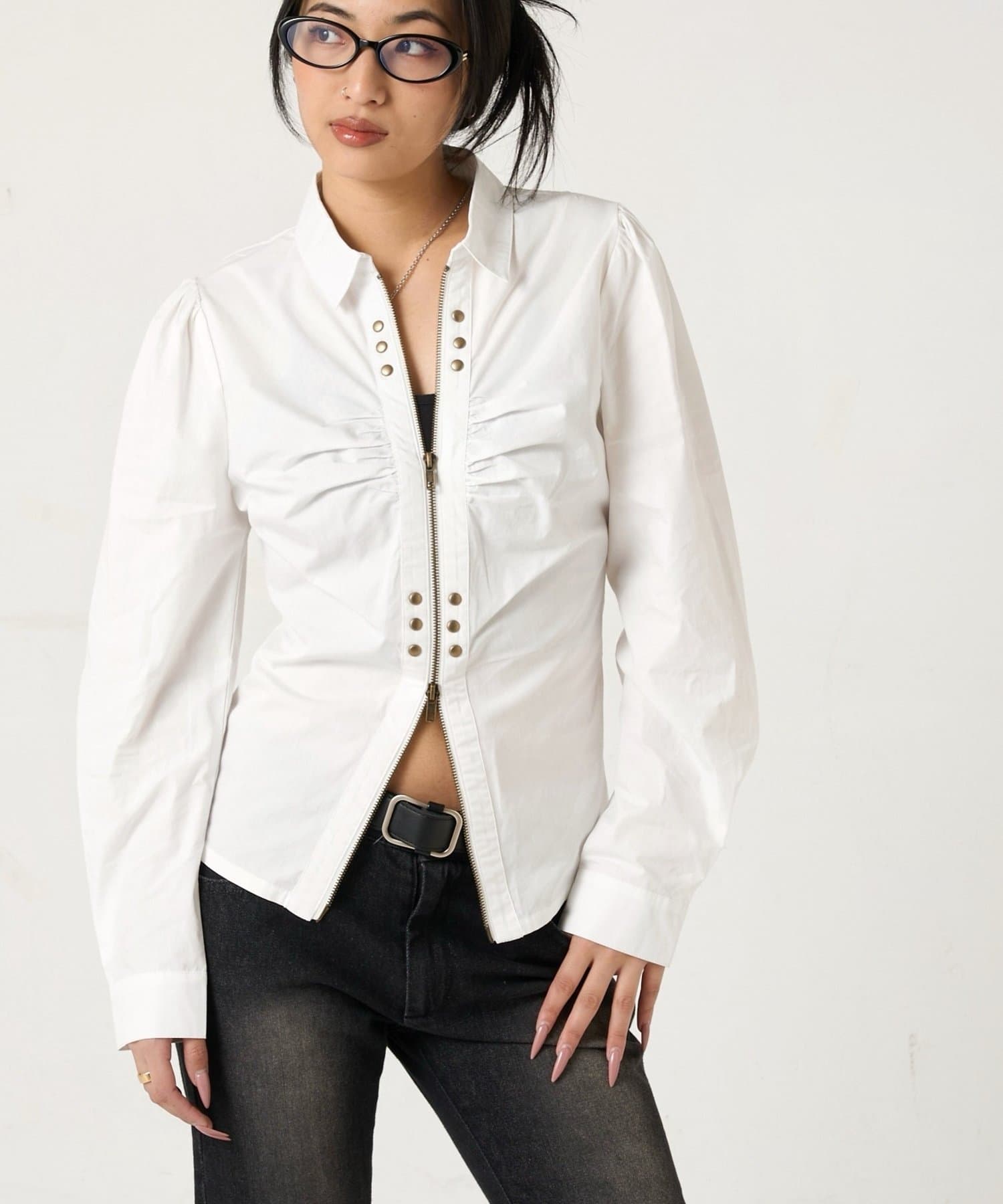 WHO’S WHO gallery(フーズフーギャラリー) GATHERED STUDDED COMPACT SHIRT