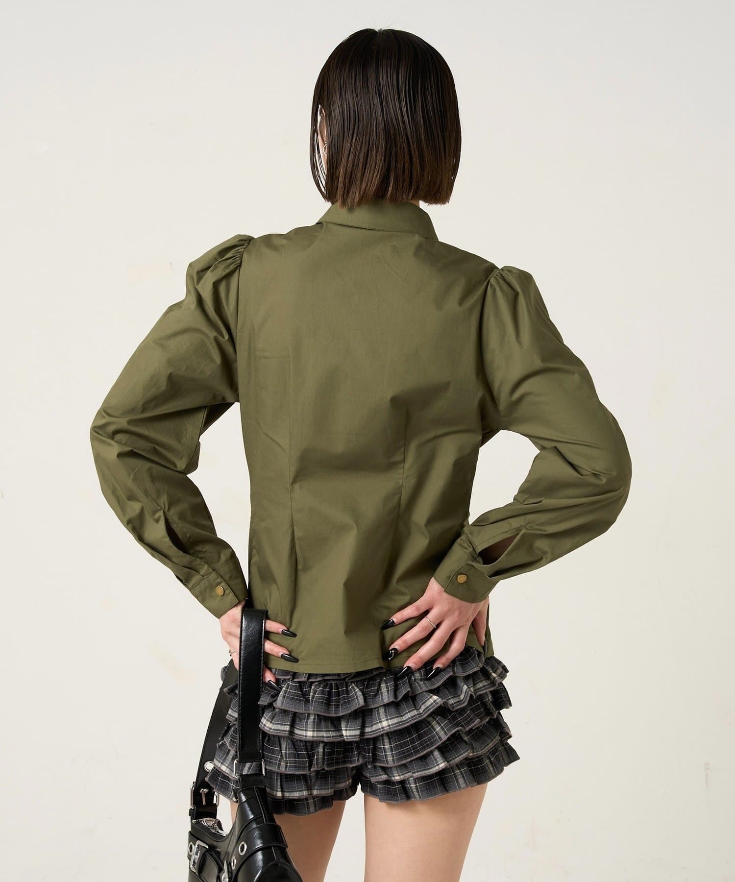 WHO’S WHO gallery(フーズフーギャラリー) GATHERED STUDDED COMPACT SHIRT